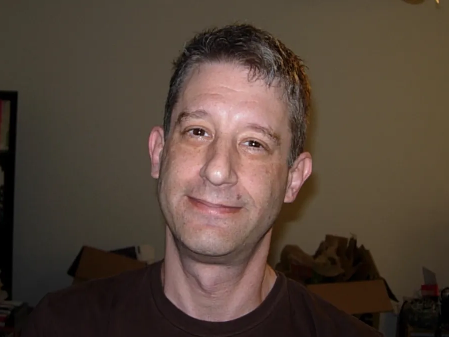David Alan Golumbia, académico y autor estadounidense. Investigador de ciberlibertarismo.